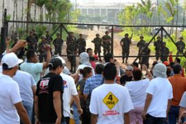 Protest outside presidential palace after Zelaya''s arrest