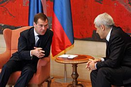 Serbian President Boris Tadic (R) talks with President of Russia Dmitry Medvedev (L) in Belgrade