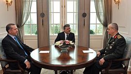 Turkey's President Abdullah Gul (C), Prime Minister Tayyip Erdogan (L) and Chief of Staff General Ilker Basbug (R) in round-table talks at the Presidential Palace in Ankara