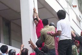 thai protests red shirt leader arisman pongruangrong escape - video stills