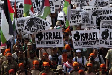 Muslim activists in Indonesia protest against Israeli attack on Turkish aid ship
