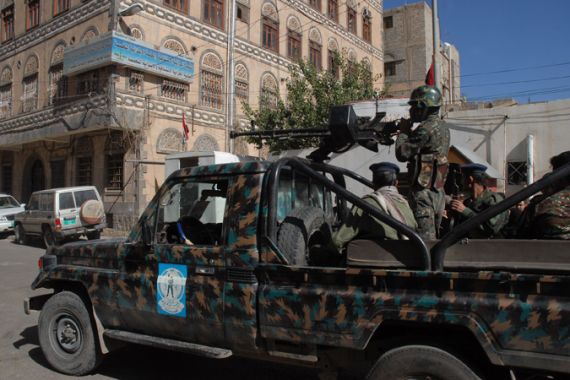 Yemeni security forces guard a court in Sanaa