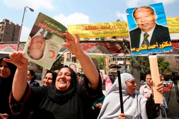 Egyptians demonstrating in support of 2007 constitutional amendments