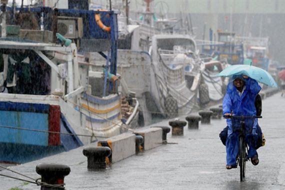 Typhoon Songda Japan