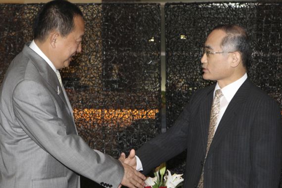 Hand shake between N and S Korean leaders