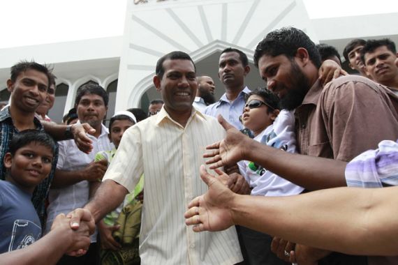 Maldives Nasheed shaking hands after friday prayers