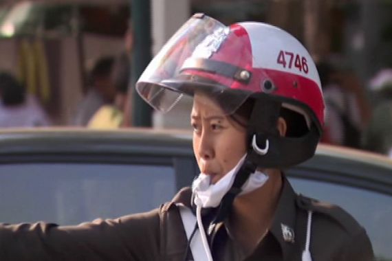 Bangkok''s female ''sweet troup'' try to ease traffic