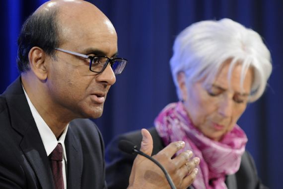 International Monetary and Financial Committee (IMFC) Chairman Tharman Shanmugaratnam (L) of Singapore and IMF Managing Director Christine Lagarde (R)