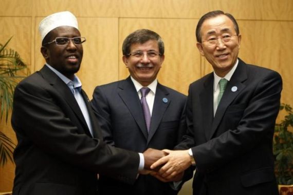 Turkey''s Foreign Minister Davutoglu poses with Somalia''s President Sheikh Sharif Sheikh Ahmed and U.N. Secretary-General Ban during the Istanbul Conference on Somalia in Istanbul