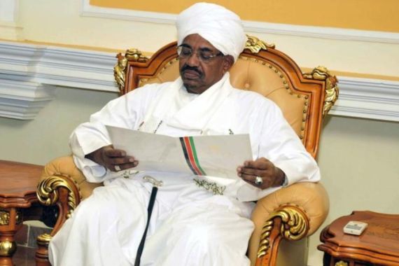 Sudan''s President Omar al-Bashir reads a letter from Kenya''s foreign minister Moses Wetangula in Khartoum