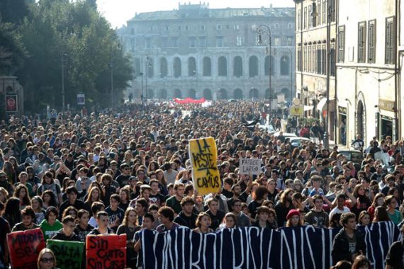 ITALY, Rome : Students march during a demonstration against tax hikes on university fees and a cut in scholarships in the wake of the economic crisis on November 24, 2012 in Rome. AFP PHOTO / FILIPPO MONTEFORTE