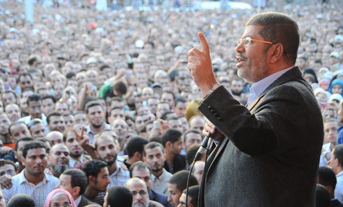 Morsi speeks to his supporters, defends his decree