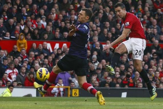Manchester United''s van Persie shoots past Arsenal''s Vermaelen to score during their English Premier League soccer match in Manchester
