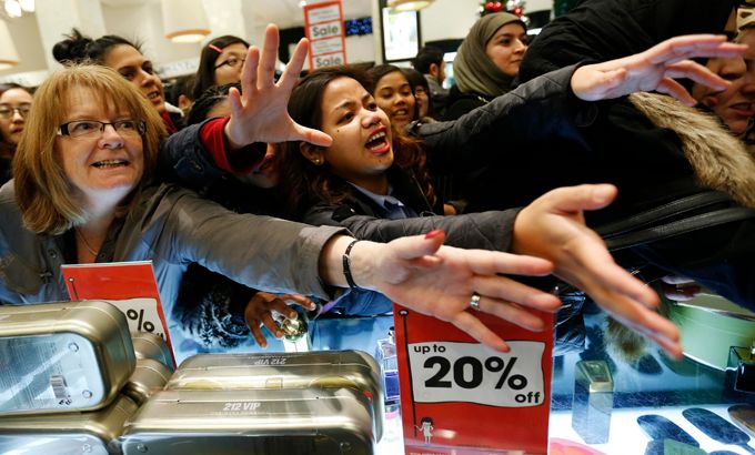Shoppers indulge in Britain''s Boxing Day