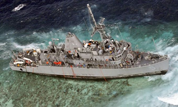 Stranded US ship threatens Philippine reef