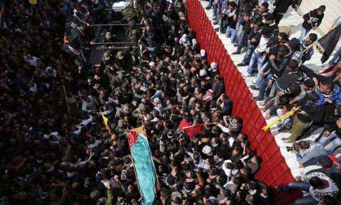Palestinians carry the body of Arafat Jaradat during his funeral in the West Bank village of Sa''ir near Hebron