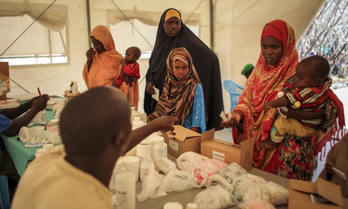 Somalia women receiving medicine
