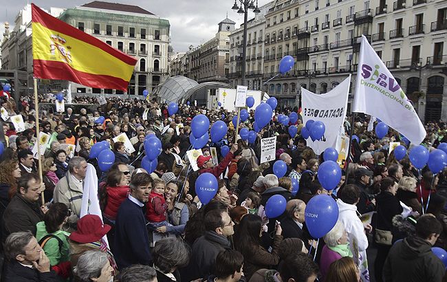 Thousands protest in spain