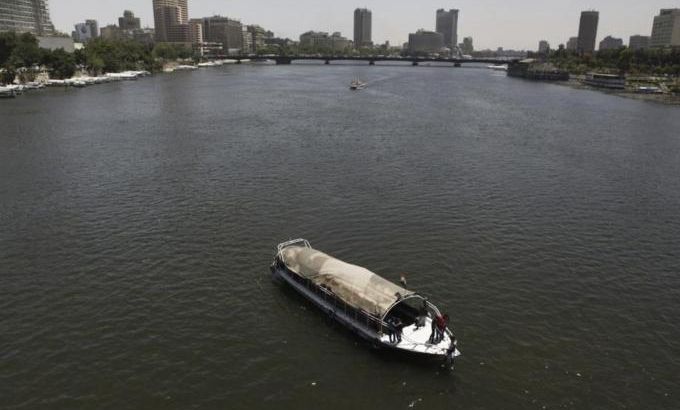 Egyptians youth dances and enjoy a Nile River cruise in Cairo