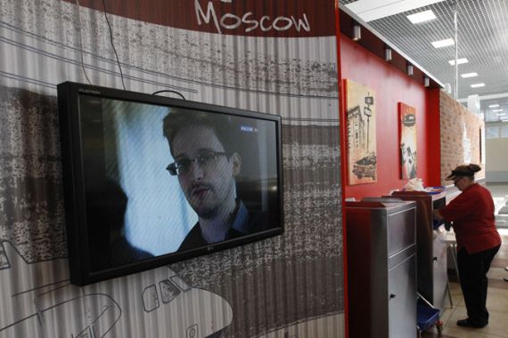 Television screen shows former U.S. spy agency contractor Snowden during news bulletin at a cafe at the Moscow''s Sheremetyevo airport