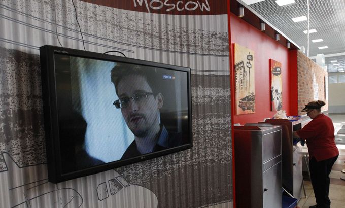 Television screen shows former U.S. spy agency contractor Snowden during news bulletin at a cafe at the Moscow''s Sheremetyevo airport