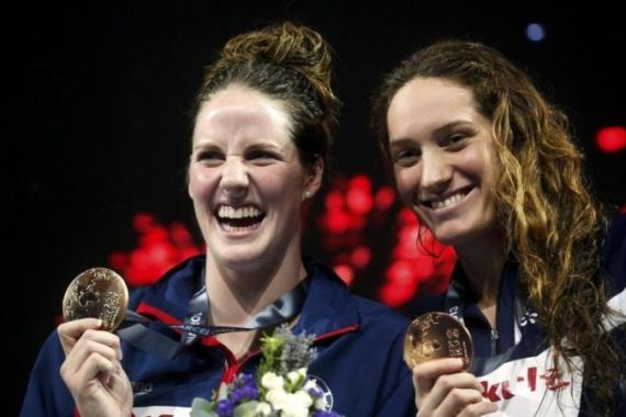 Gold medallist Missy Franklin of the U.S. poses with bronze medallist Camille Muffat of France at the women''s 200m freestyle victory ceremony during the World Swimming Championships at the Sant Jordi arena in Barcelona