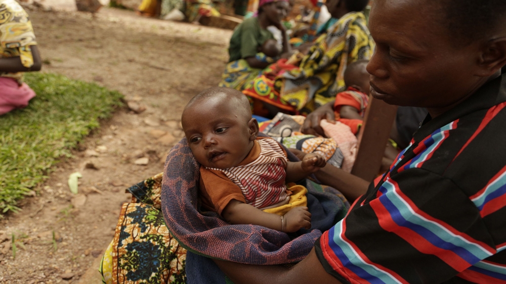 A mother at a feeding centre [Hannah McNeish/Al Jazeera] 