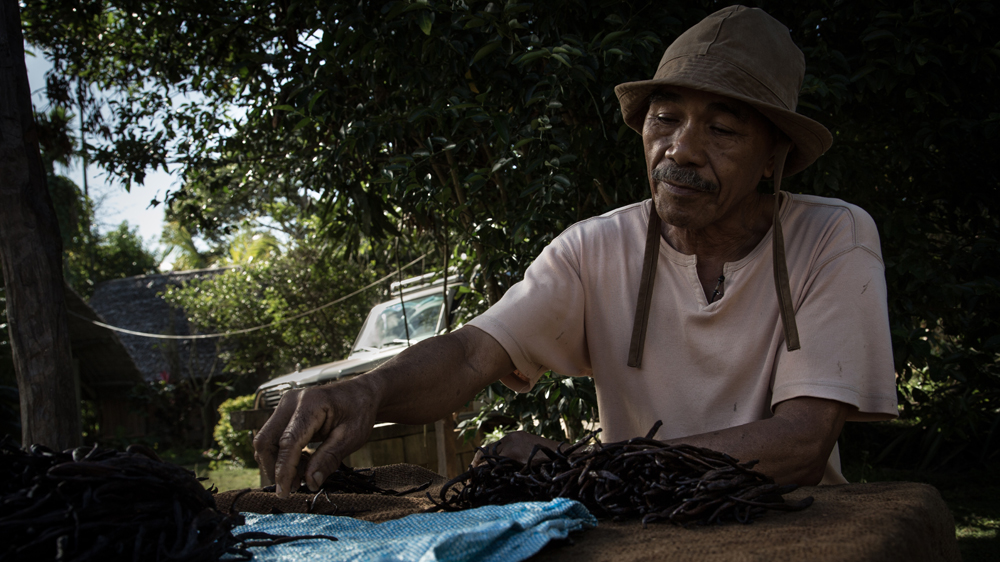 Papa B is a mixed-raced Chinese whose father moved to Madagascar in 1920. He grows vanilla and cumulates two other jobs to make ends meet [Wild Angle Productions / Chris Huby]