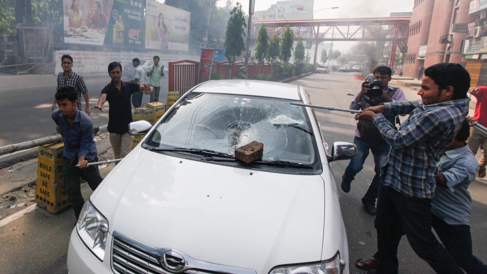 Jamaat-e-Islami supporters organised protests and vandalised cars in Dhaka following the execution [Mahmud Hossain Opu/Al Jazeera]