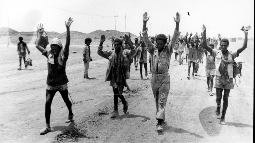 Prisoners of war in Assab, Eritrea [Photo by Habtom Berhe, from the Greg Marinovich collection]