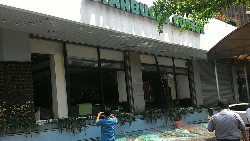 The attacks in the Sarinah area in downtown Jakarta also damaged a Starbucks coffee house [Al Jazeera]