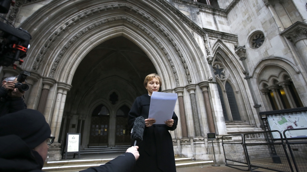 Alexander Litvinenko's wife, Marina, reads a statement outside the Royal Courts of Justice in London on Thursday [Kirsty Wigglesworth/AP]