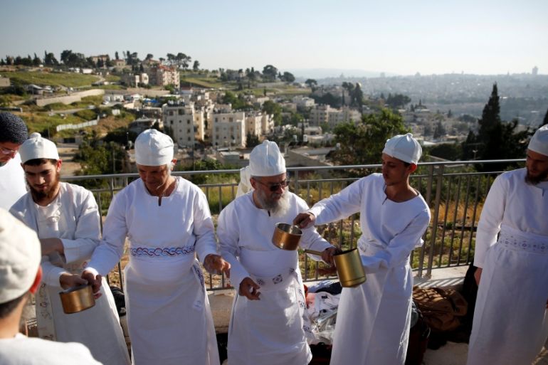 An Orthodox Jewish priest practices before a reenactment ceremony of the Passover sacrifice start in Jerusalem [REUTERS]