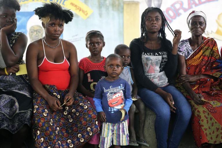 Residents in Kinshasa queue for vaccination