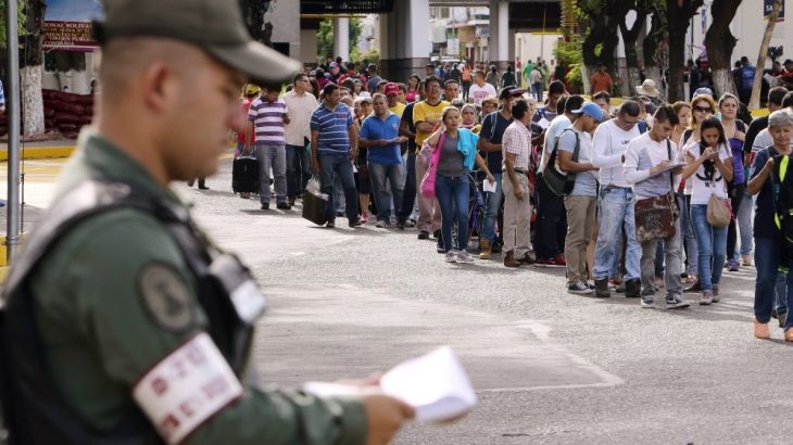 Venezuelans cross border with Colombia