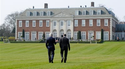 Kerry, left and Lavrov walking across the lawn at Winfield House, the US Ambassador's Residence in London, Britain in March 2014 [EPA]