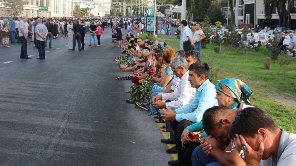 People gathered, many holding roses, to pay tribute to the memory of the Uzbek late President [Reuters]