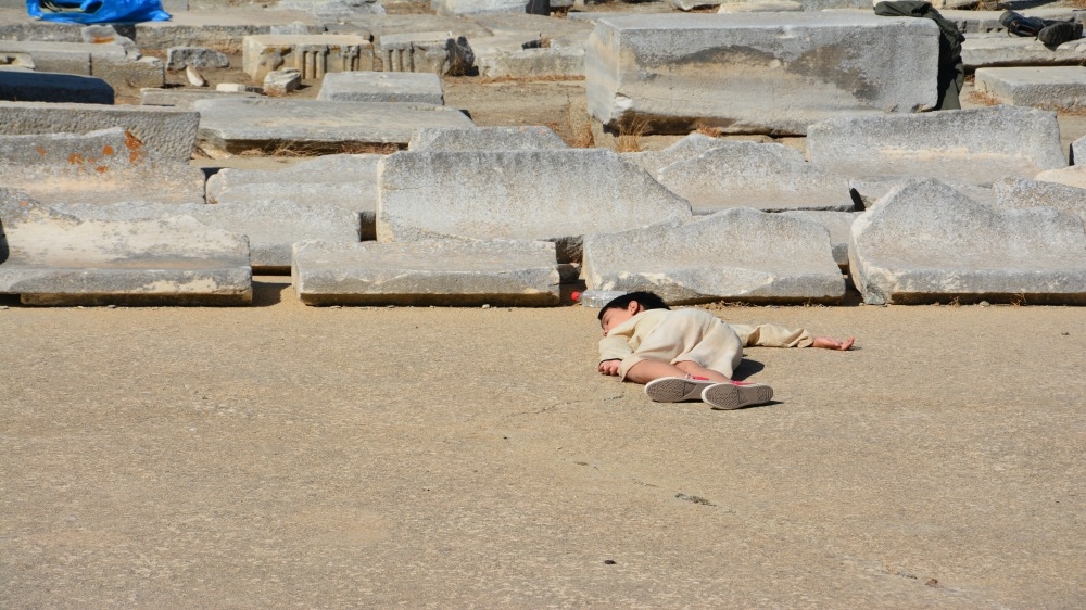 A scene from Hecuba: A Refugee, performed over the weekend on Delos [Department of antiquities of the Cyclades/Al Jazeera]