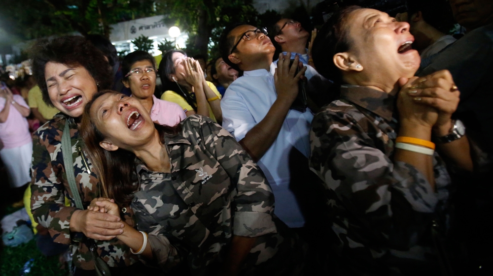Thai people cry after Royal Palace's announcement outside Siriraj hospital where King Bhumibol Adulyadej died [Sakchai Lalit/AP]