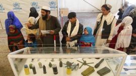 Afghan returnees from Pakistan learning about mines