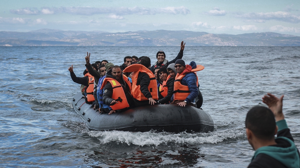 A boat with refugees from Syria, Iraq and Afghanistan reach the shores of Lesbos in November 2015 [Fahrinisa Oswald/Al Jazeera]