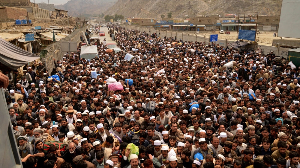 Thousands of Afghans gathered at the Pakistani border to return home as Pakistan temporarily reopened two main crossings in March [AP]