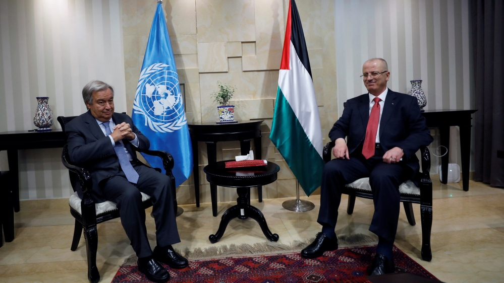 UN Secretary-General Antonio Guterres (L) met Palestinian Prime Minister Rami Hamdallah in the West Bank city of Ramallah [Mohamad Torokman/Reuters]