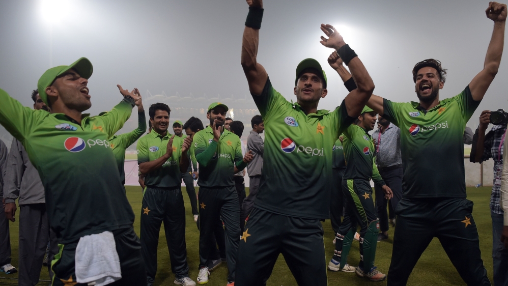 Pakistan's cricket team celebrates after winning the third and final T20 cricket match against Sri Lanka [Aamir Quereshi/Getty Images] 