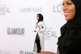 Olympic fencer Ibtihaj Muhammad holds a Barbie doll made in her likeness as she attends the 2017 Glamour Women of the Year Awards at the Kings Theater in New York [Reuters/Andrew Kelly]