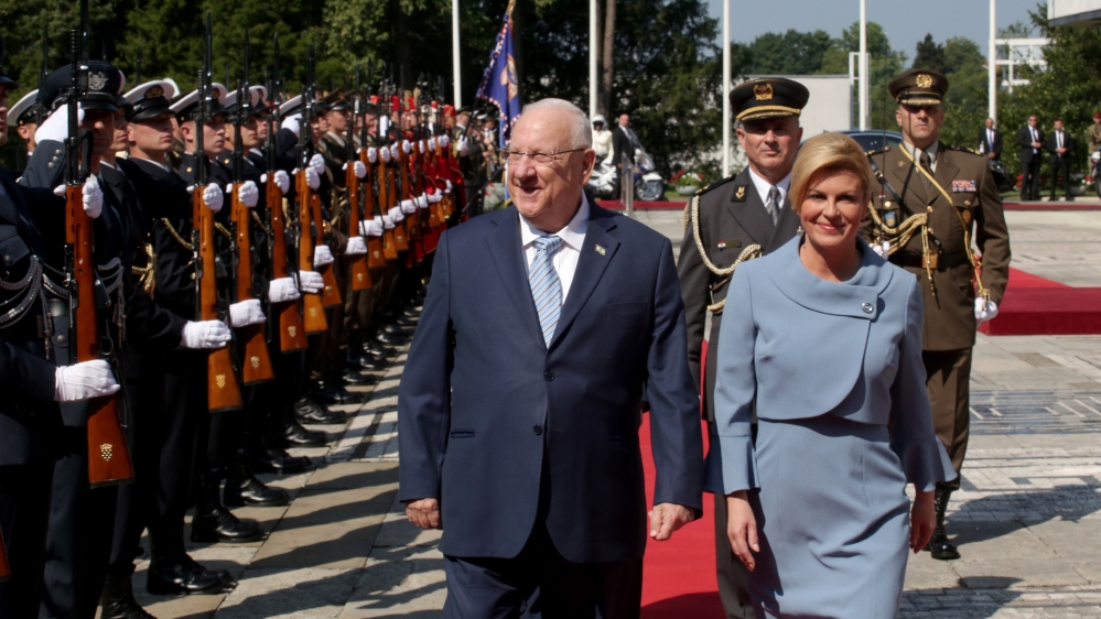 President of Israel Reuven Rivlin is welcomed by Croatian President Kolinda Grabar Kitarovic in Zagreb, Croatia on July 24, 2018 [Stipe Majic/Anadolu Agency] 