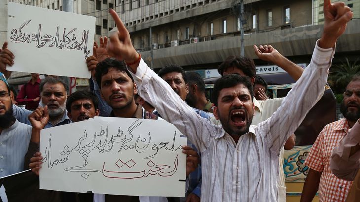 People hold placards reading in Urdu ''Close down the Netherland''s embassy'' during a protest against the Dutch politician Geert Wilders in Karachi, Pakistan, 29 August 2018. Geert Wilders is to hold