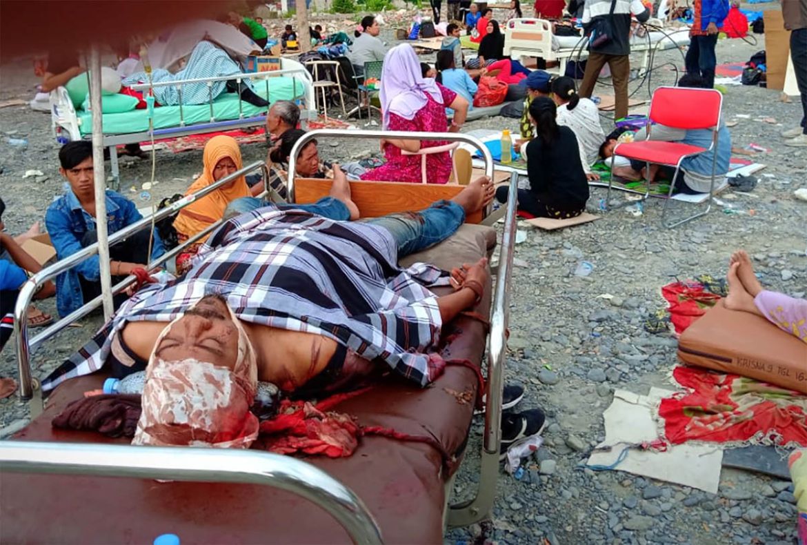 Earthquake survivors rest on beds outside a hospital in Palu, Sulawesi Island, Indonesia September 29, 2018. Antara Foto/Rolex Malaha via REUTERS - ATTENTION EDITORS - THIS IMAGE WAS PROVIDED BY A THI