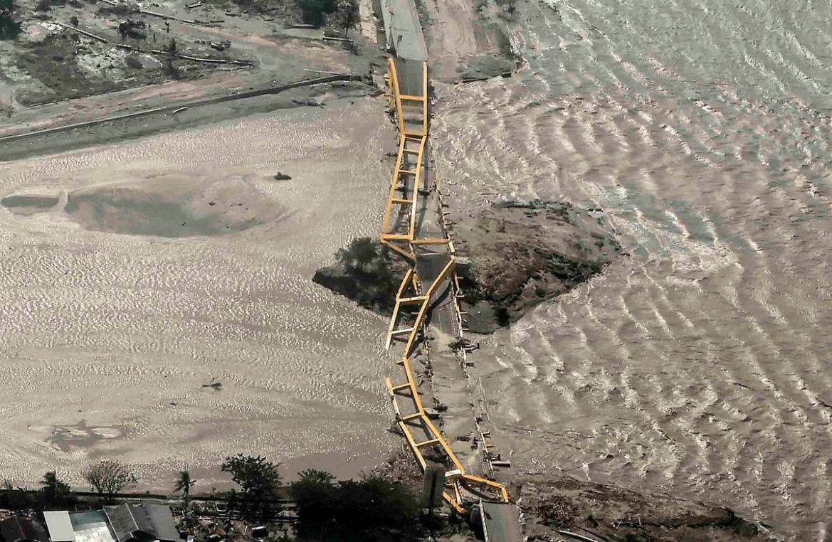 An aerial view shows bridge damaged by an earthquake and tsunami in Palu, Central Sulawesi, Indonesia September 29, 2018. Antara Foto/Muhammad Adimaja via REUTERS ATTENTION EDITORS - THIS IMAGE WAS PR