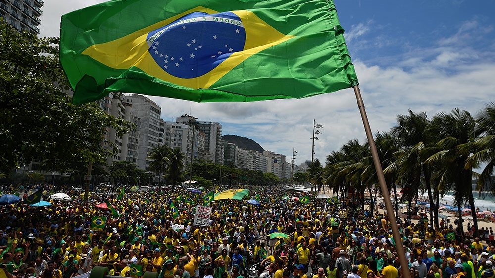 Supporters of Brazilian far-right presidential candidate Jair Bolsonaro attend a rally in Copacabana beach, Rio de Janeiro, Brazil [Carl de Souza/AFP] 
